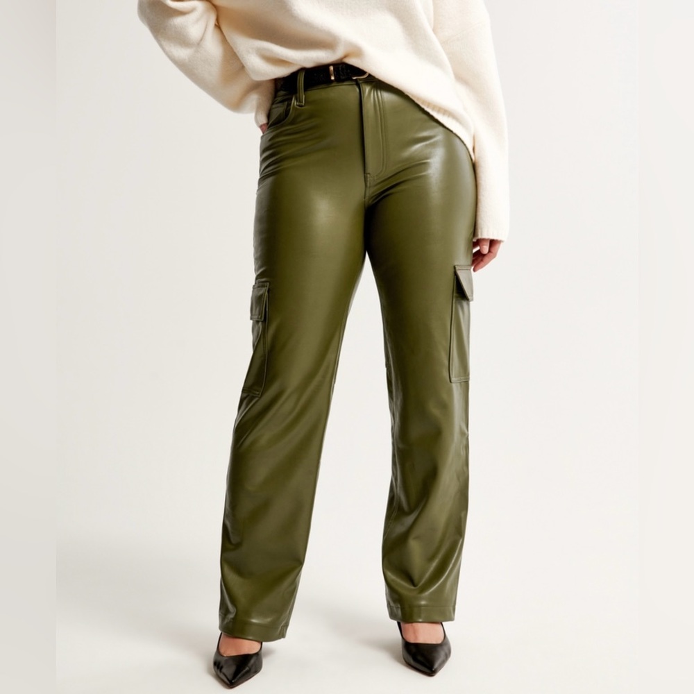 NWOT Abercrombie & Fitch Curve Love 30/10 Vegan Leather Cargo 90s Relaxed Pant - Picture 2 of 9